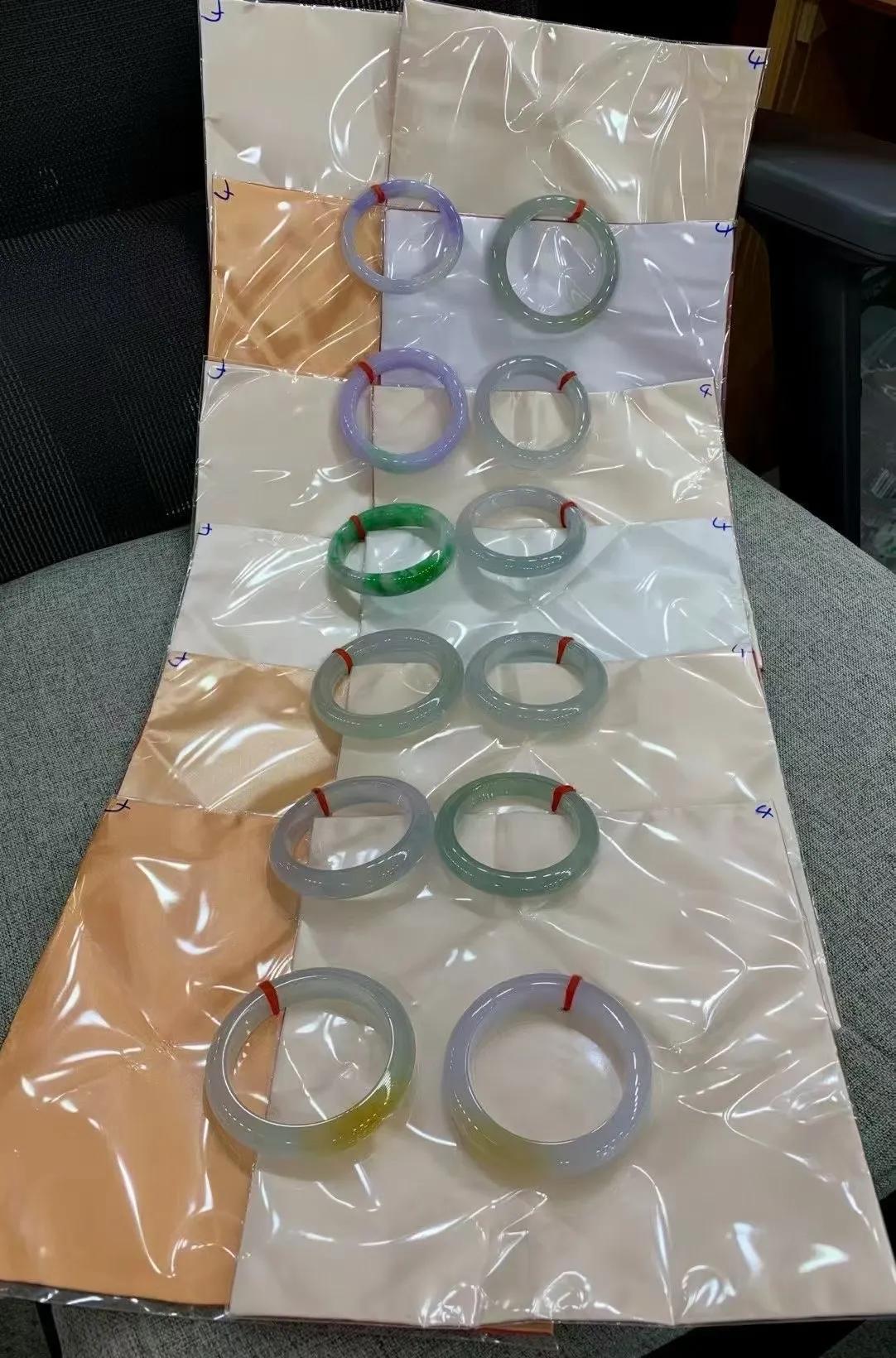 翡翠千变万化,为何手镯价值最高?
同样一块料，为啥做成镯子能卖10万，做成吊坠只