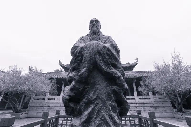 儒 儒家 儒教

先孔子时代的“儒”，属于上古掌礼仪的术士、巫祝群体，主持宗庙、