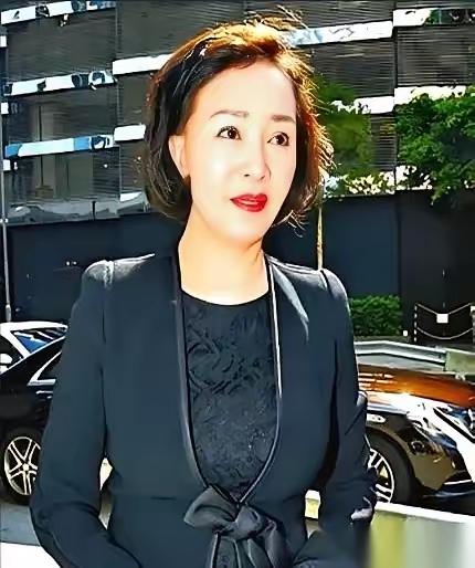 70亿遗产，三个争产的小三，一堆私生子，最后全军覆没，连个钢镚都没捞着！
曾经风