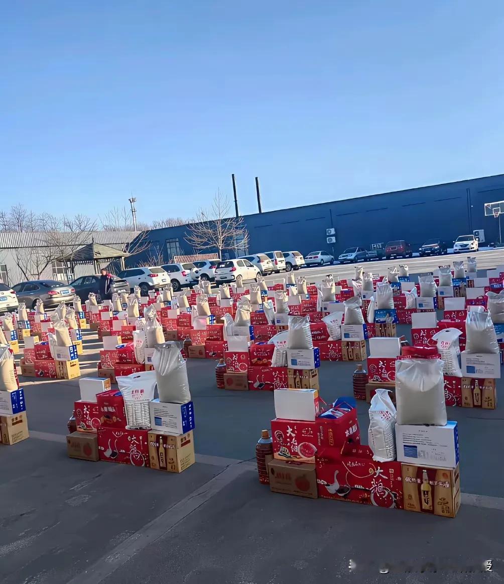 年货堆成山却愁坏打工人！发实物还是发钱更走心？
 
看下图，这公司年货堆得像小山