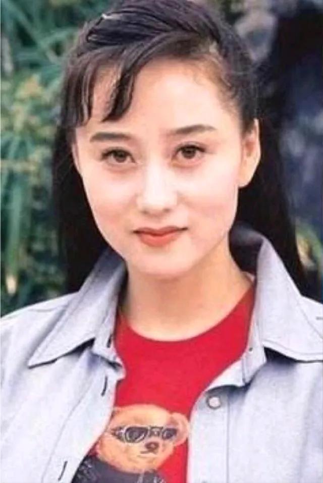 利智和李连杰的眼睛都挺好看的，他们的小女儿眼睛也好看。一家四口人就大女儿眼睛一般