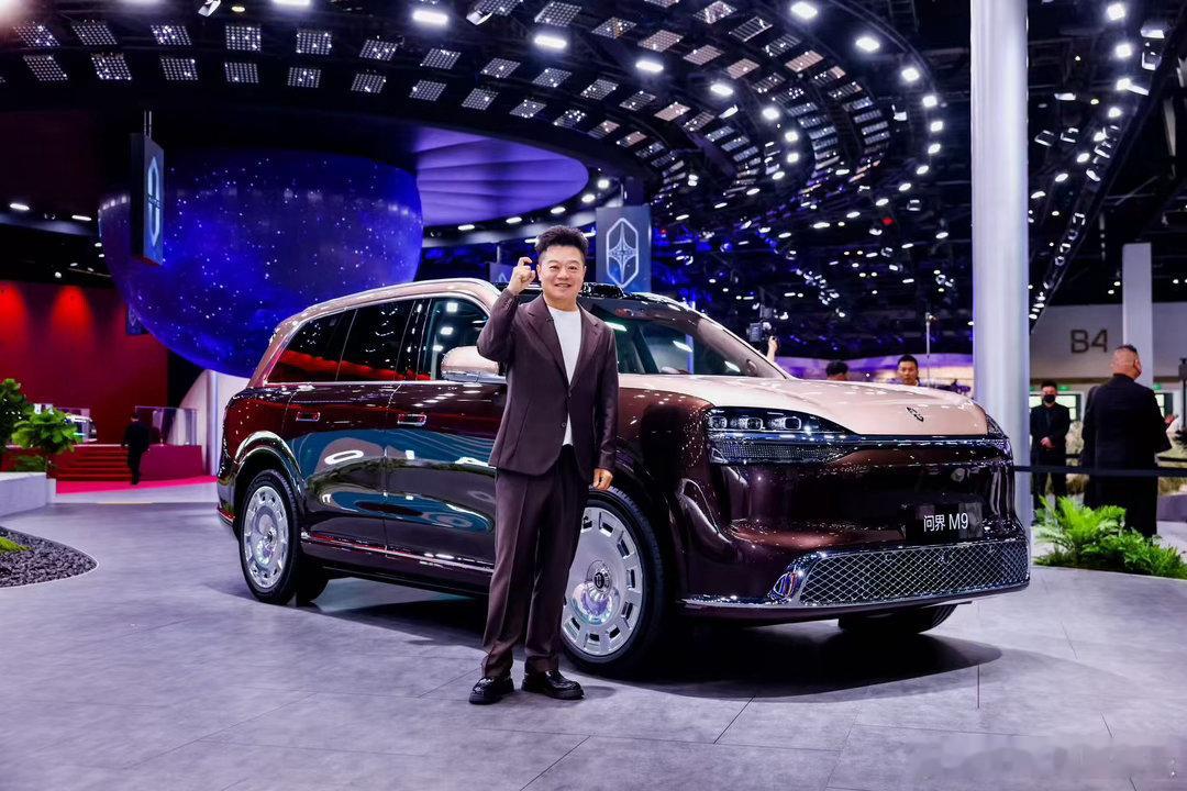 马东下单全新一代问界M9马东主持活动现场买车北京车展余总给马东秀智能黑科技！全新