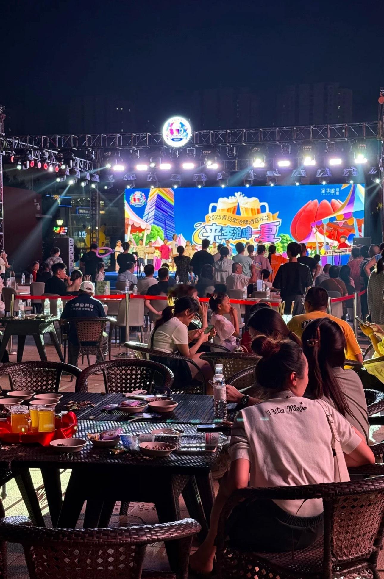 当青岛李沧又哈哈哈哈起来了昨天刚去的，很热闹呀！除了吃喝外还有很多节目表演，活动