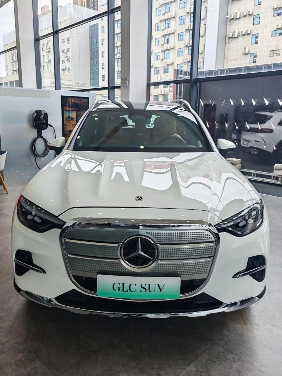 奔驰纯电GLC定位豪华品牌纯电家用SUV，五座六座可选，最高续航七百多公里，内饰