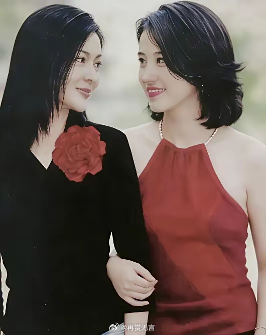 关之琳旁边的女演员，你知道是谁吗？她年轻时是真美。 