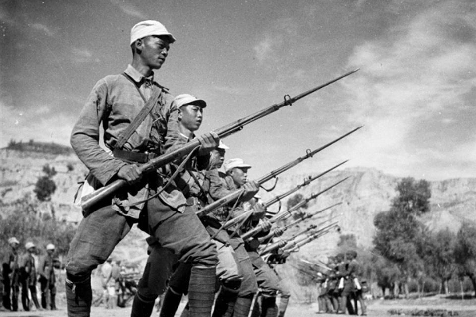1938年，抗日战争进入相持阶段，八路军在敌后通过游击战，建立了许多抗日根据地。