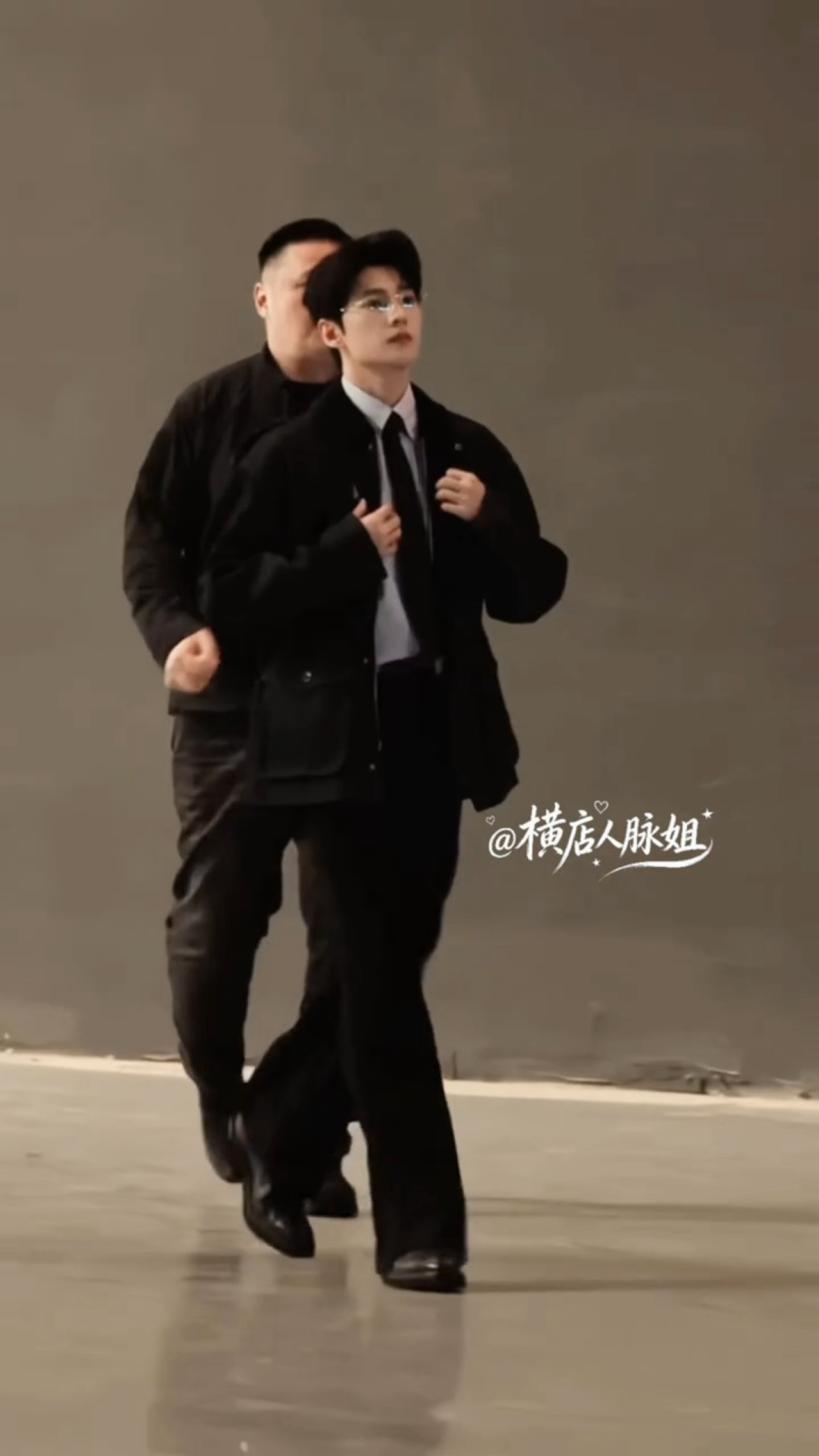 抖夹克，扯衣领，金丝眼镜……杨洋走路这几步完全是现偶神归位[捂嘴哭][捂嘴哭][