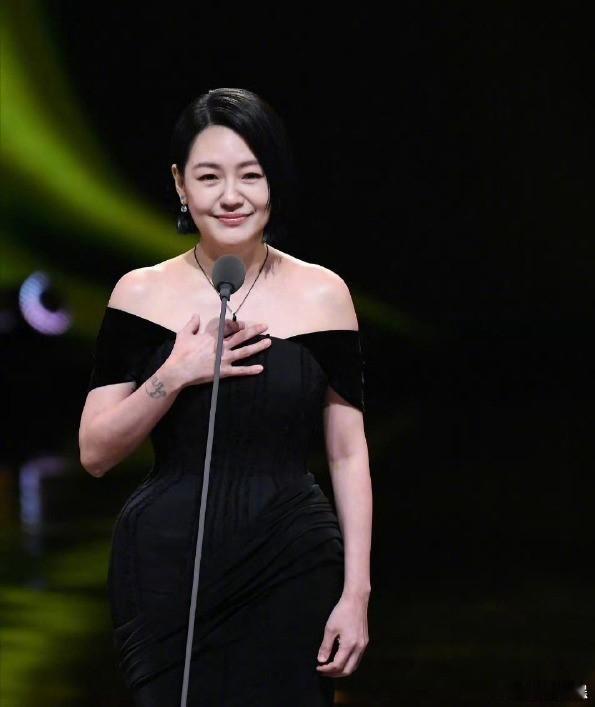 制作人否认小S年后复工 近日，《小姐不熙娣》制作人B2在社交平台晒出与代班主持的