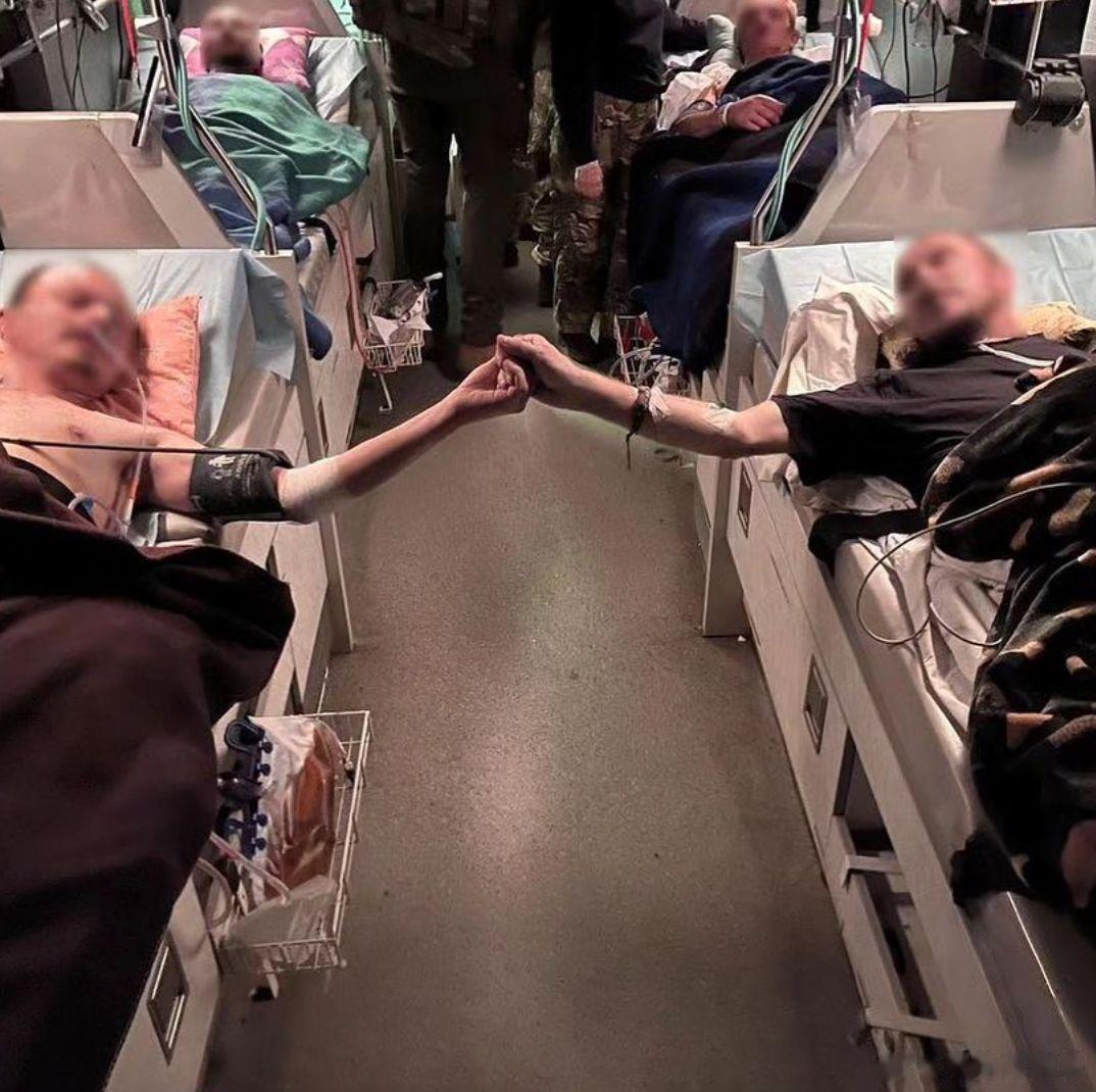 病床上是两名乌克兰士兵，此前在同一个阵地跟俄军交战，一场惨烈的战斗后两人都被医疗