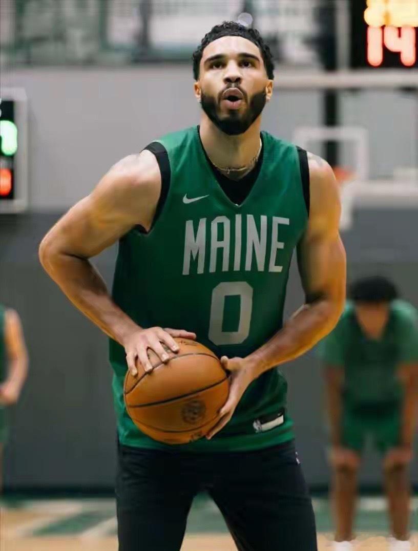小哈珀把13号球衣让给乔治据NBA记者报道，凯尔特人前锋小罗恩·哈珀正式确认，他