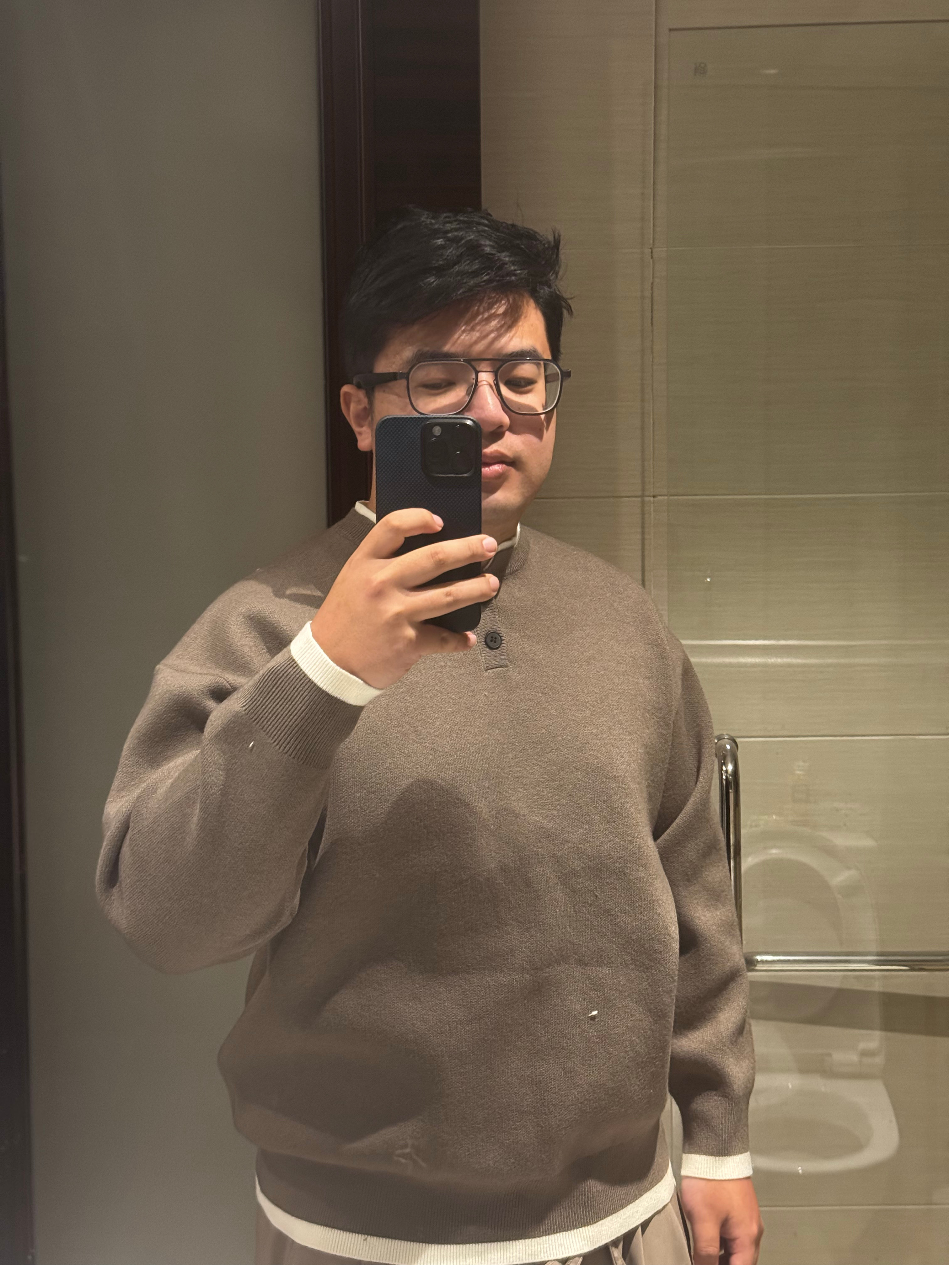 女朋友给我新买的衣服，大家来做个评价吧？[笑而不语] 