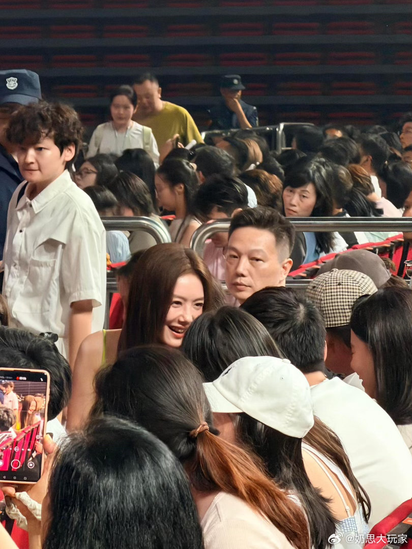 任素汐演唱会偶遇蔡文静蔡文静去了任素汐演唱会任素汐巡演收获好友暖心打卡，路人偶遇