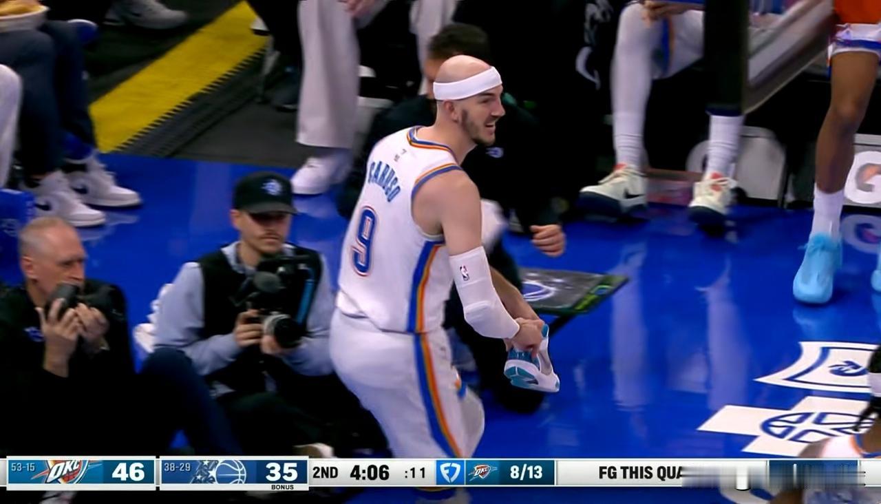 雷霆大将卡鲁索真是让人赞不绝口！在今天雷霆客场以113：108战胜魔术的比赛中，