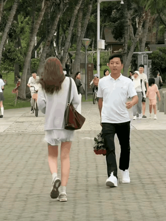 表白失败随手把花送给路人，谁都没料到，结局直接反转！

缘分来了挡不住