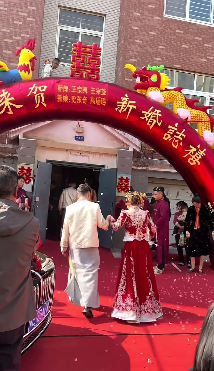 东营两兄弟，同日娶新娘。难道是双胞胎？真是凯旋而归！