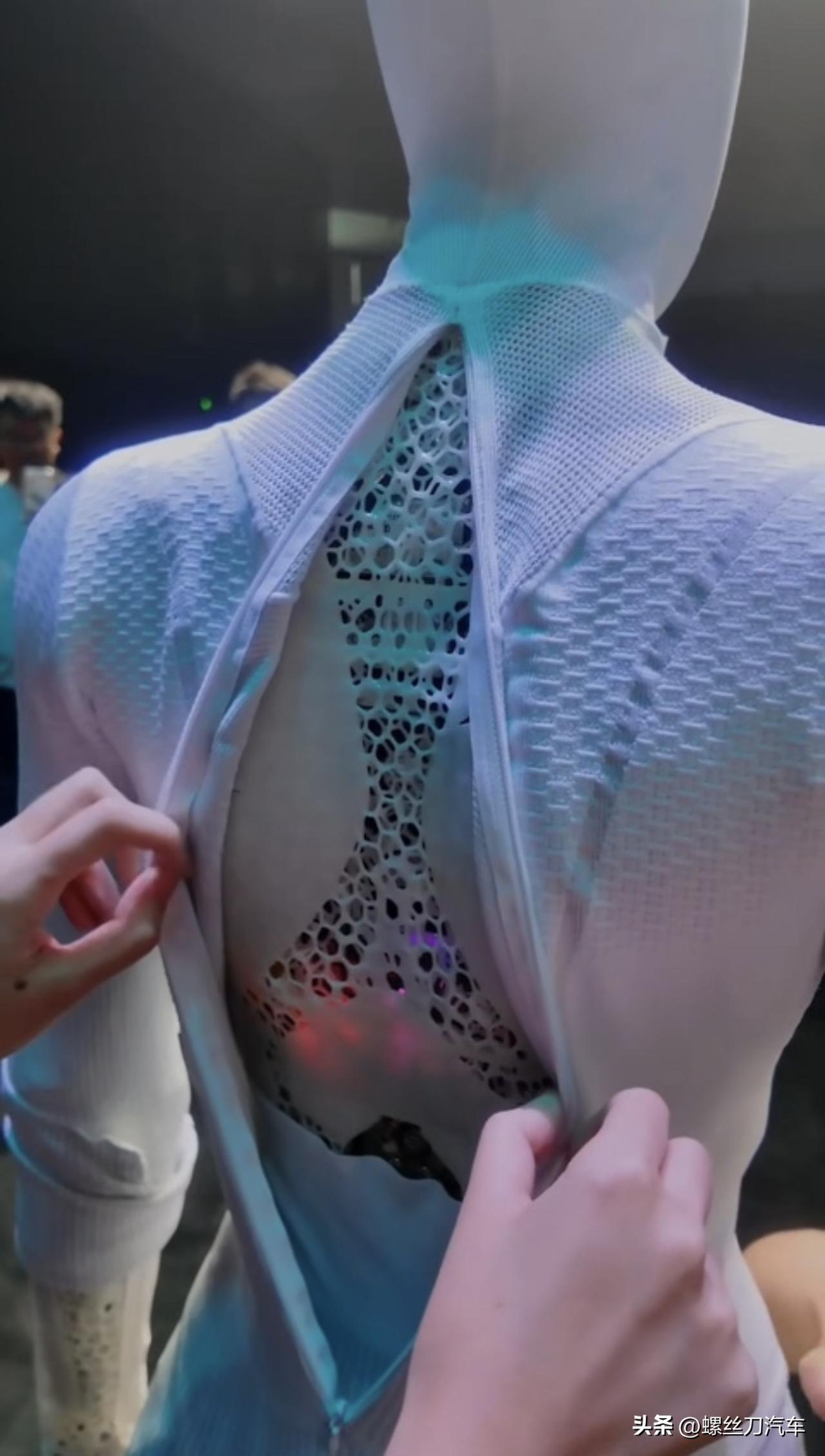 机器人里藏了真人？何小鹏紧急回应
何小鹏把小鹏全新一代IRON机器人衣服给脱了，