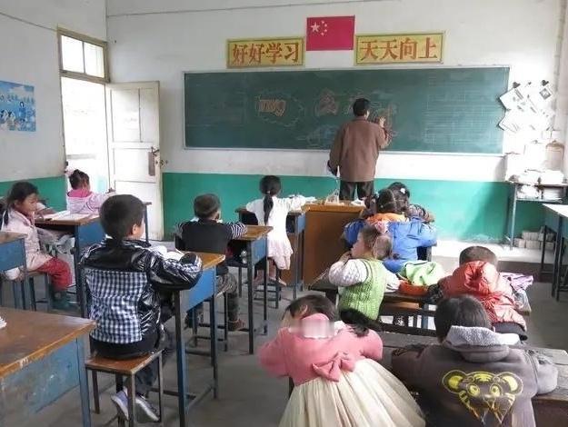 ＃教育的重心是教书还是育人？
    教育的重心是教书还是育人，这一问题长期引发