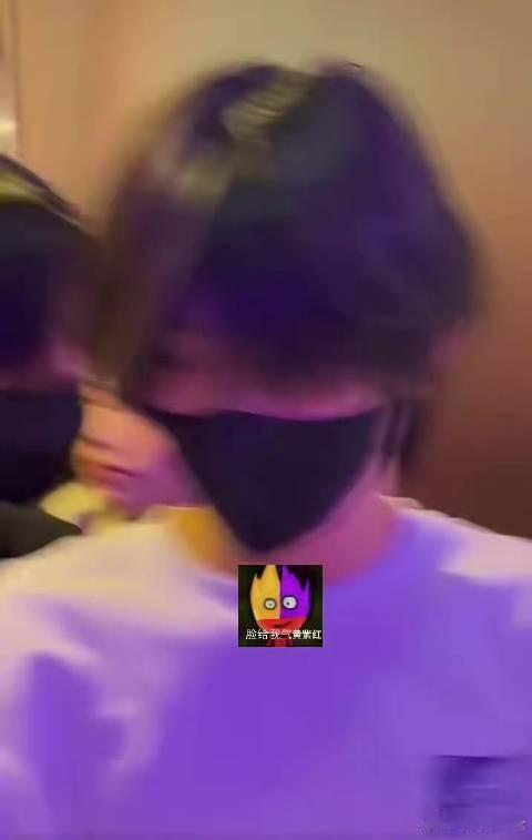 陈奕恒左奇函去吃海底捞陈奕恒左奇函一起去吃海底捞了火锅局打卡成功！陈奕恒左奇函线