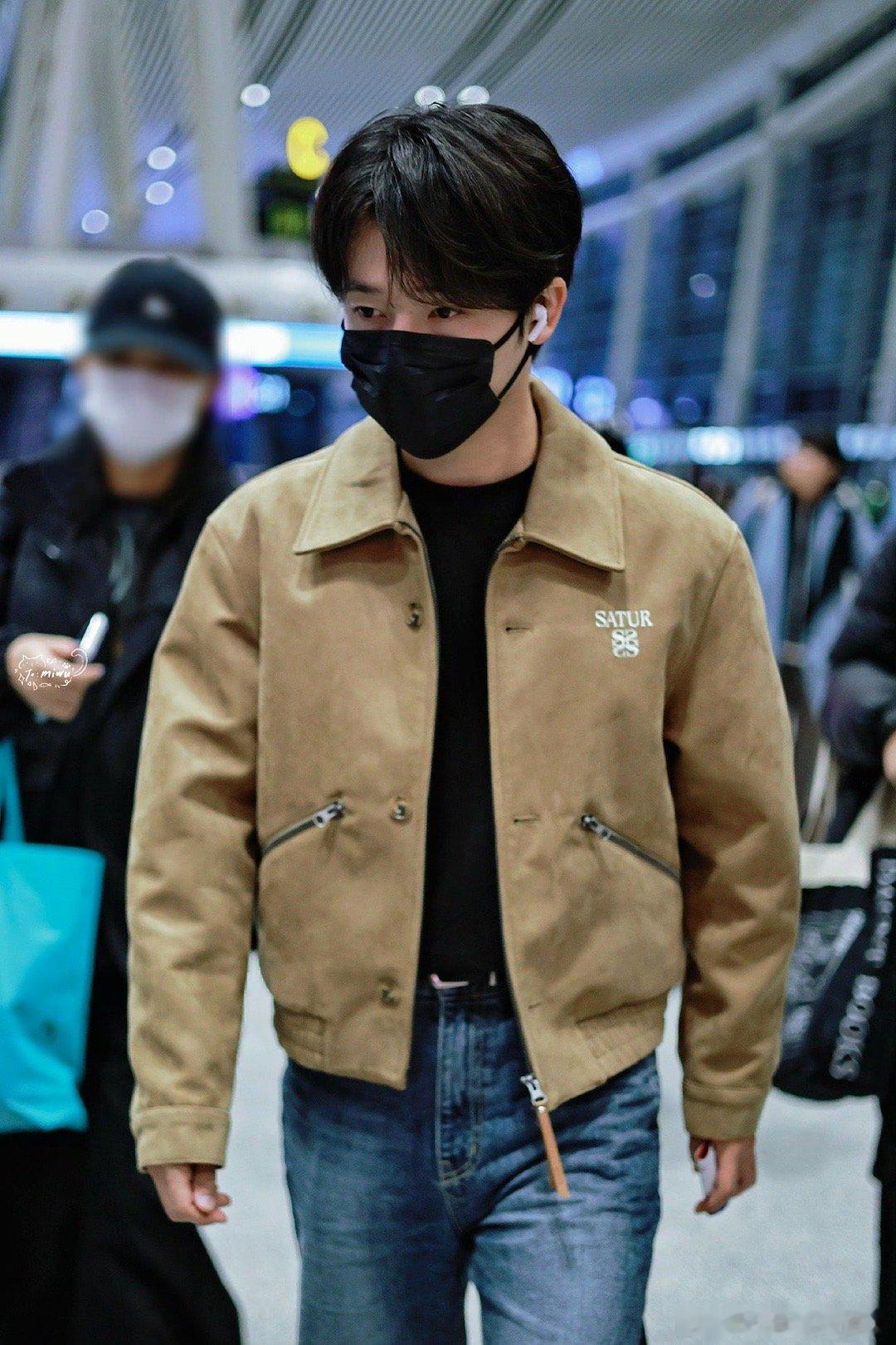 滑雪偶遇蒋敦豪和万妮达 这是什么神仙偶遇！滑雪碰上蒋敦豪和万妮达雪地开唱，非遗传