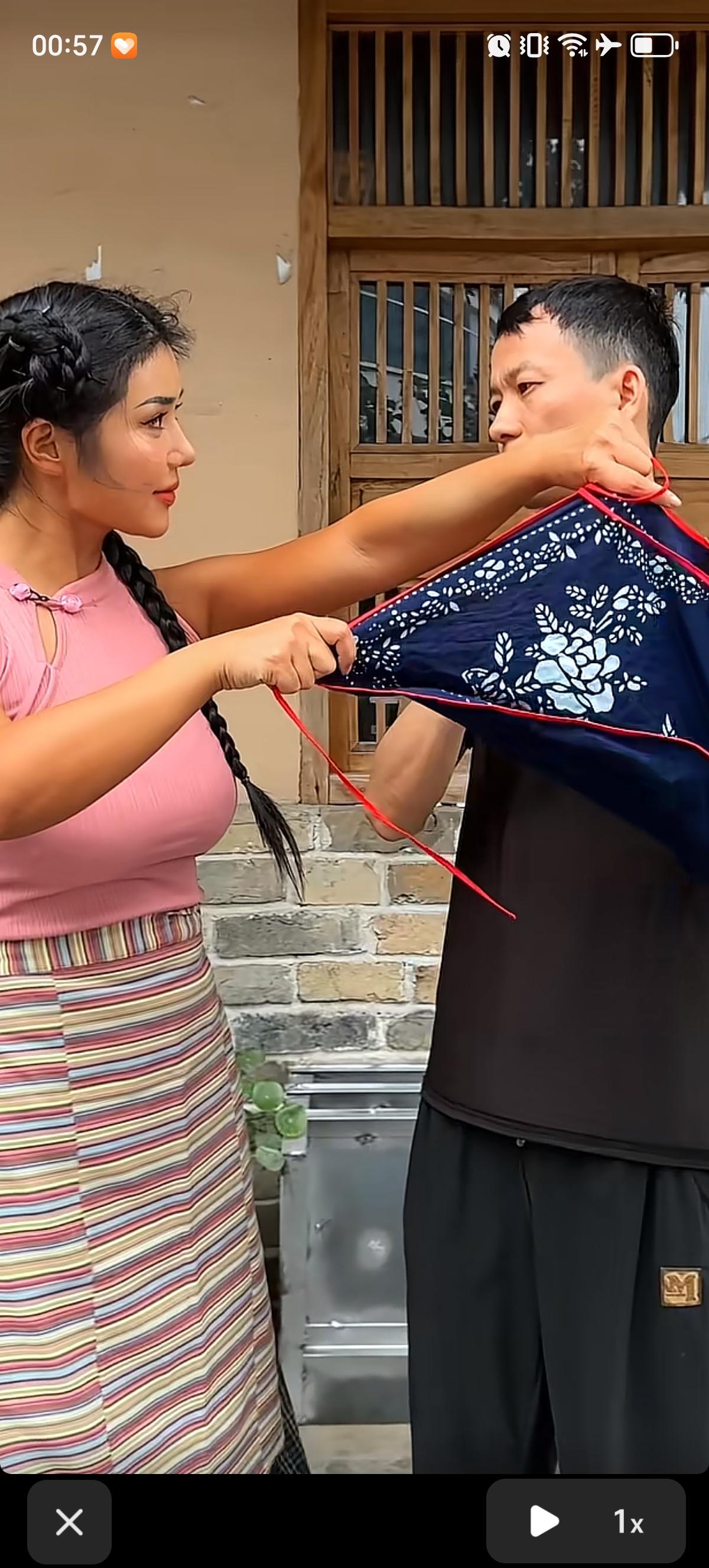 胡闹闹的客栈开起来了，也把第一个客人扛回家了。胡闹闹还是那么漂亮、强壮，这男的起