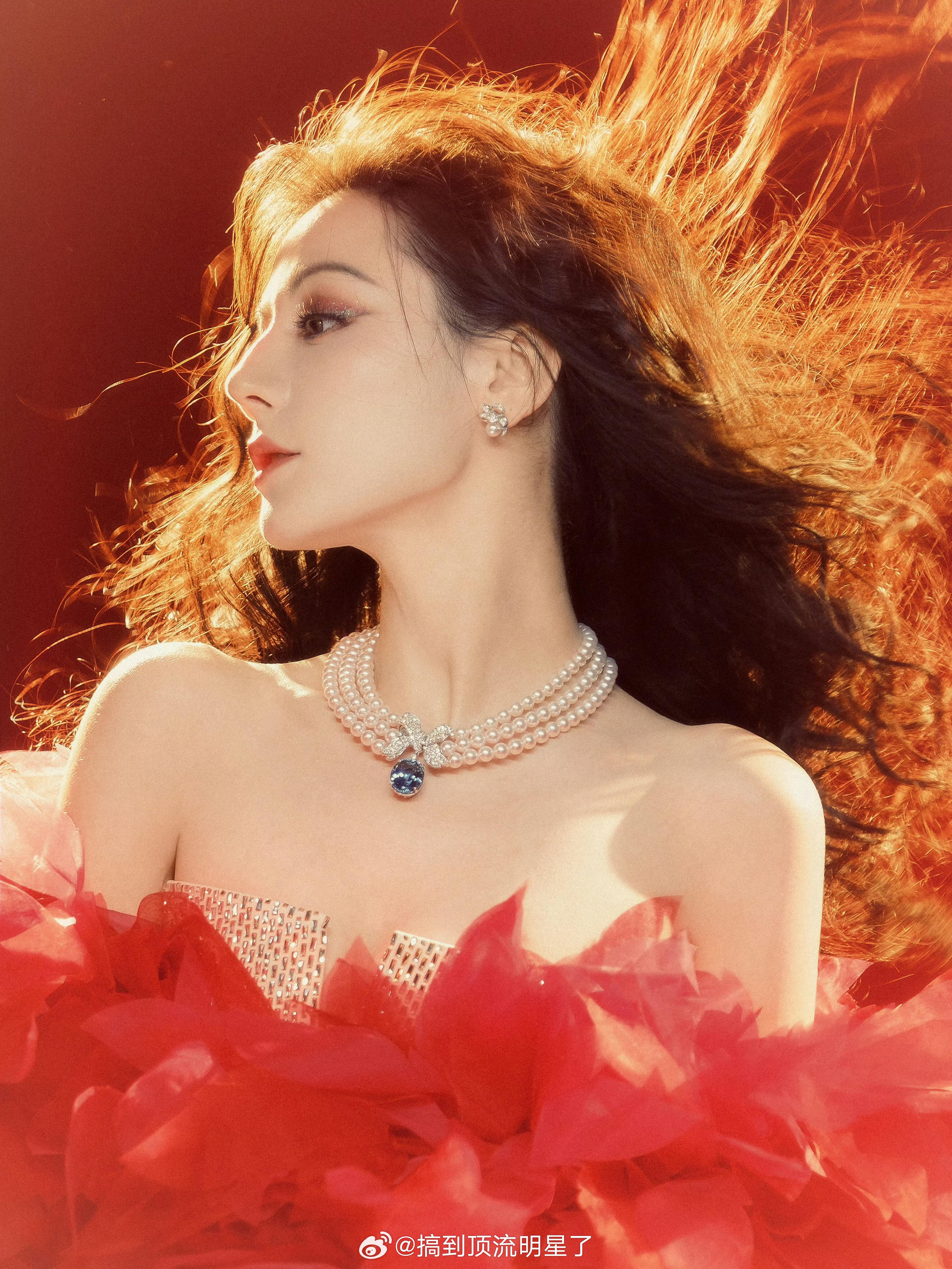 这还能为啥？因为唯一女顶讨论度、热度、声量一骑绝尘的迪丽热巴没参加呗迪丽热巴在哪