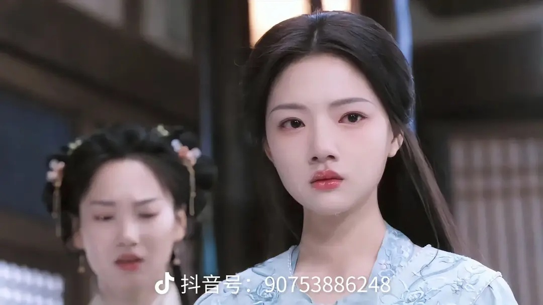 最适合任敏的妆造出现了，感觉她走清冷风还蛮适合的。 