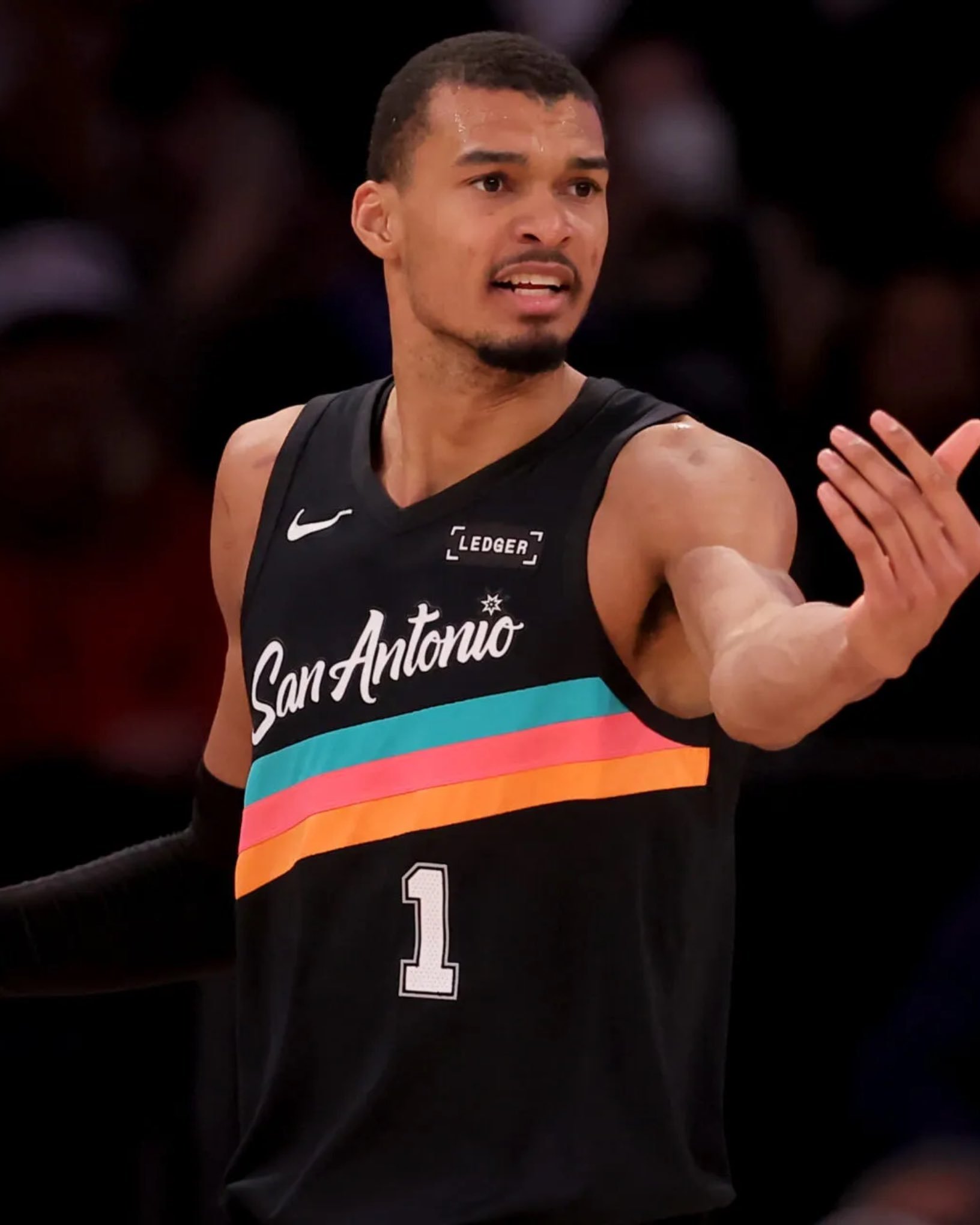 文班半场数据，13中8，三分4中3，得到21分，马刺59-49开拓者。好看。开拓