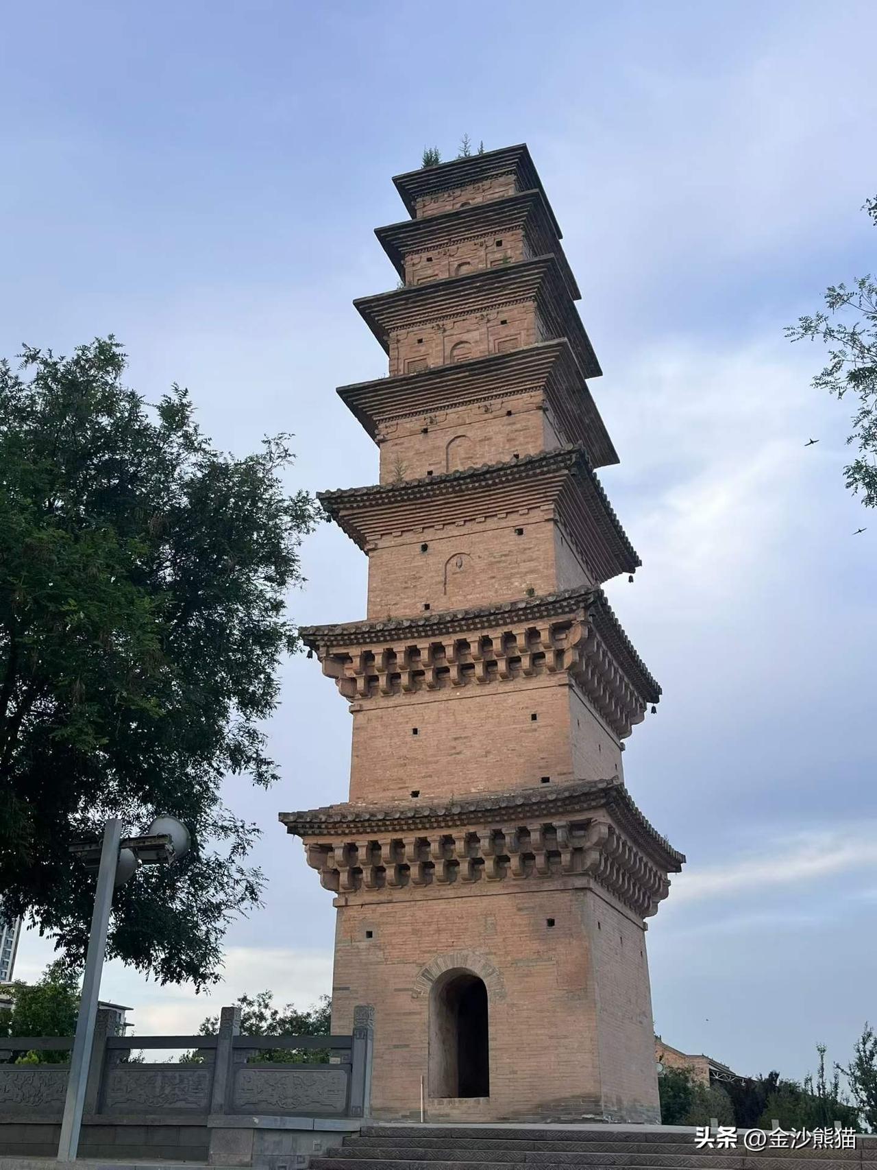 运城临猗•妙道寺双塔，建于北宋熙宁二年（公元1069年）。没有之前看的圣寿寺塔那