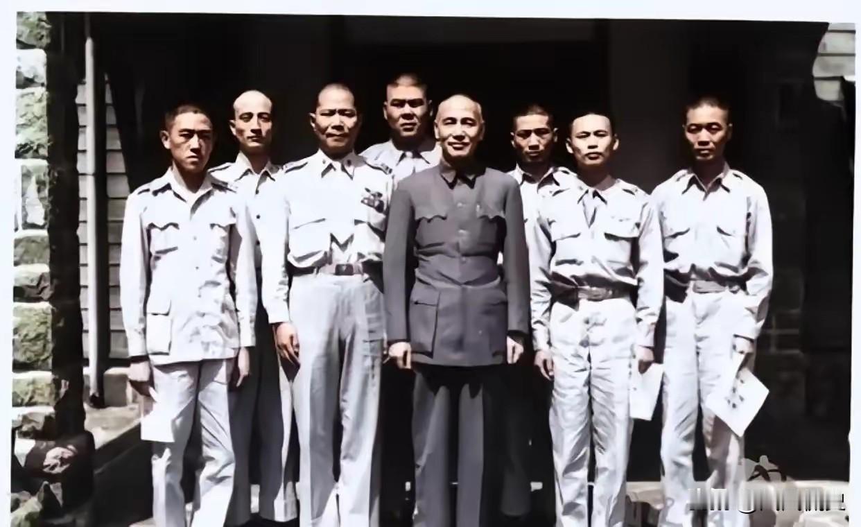 1949年，被解放军俘虏的6名国民党空军夺机叛逃，并掳走3名解放军，当他们驾机抵
