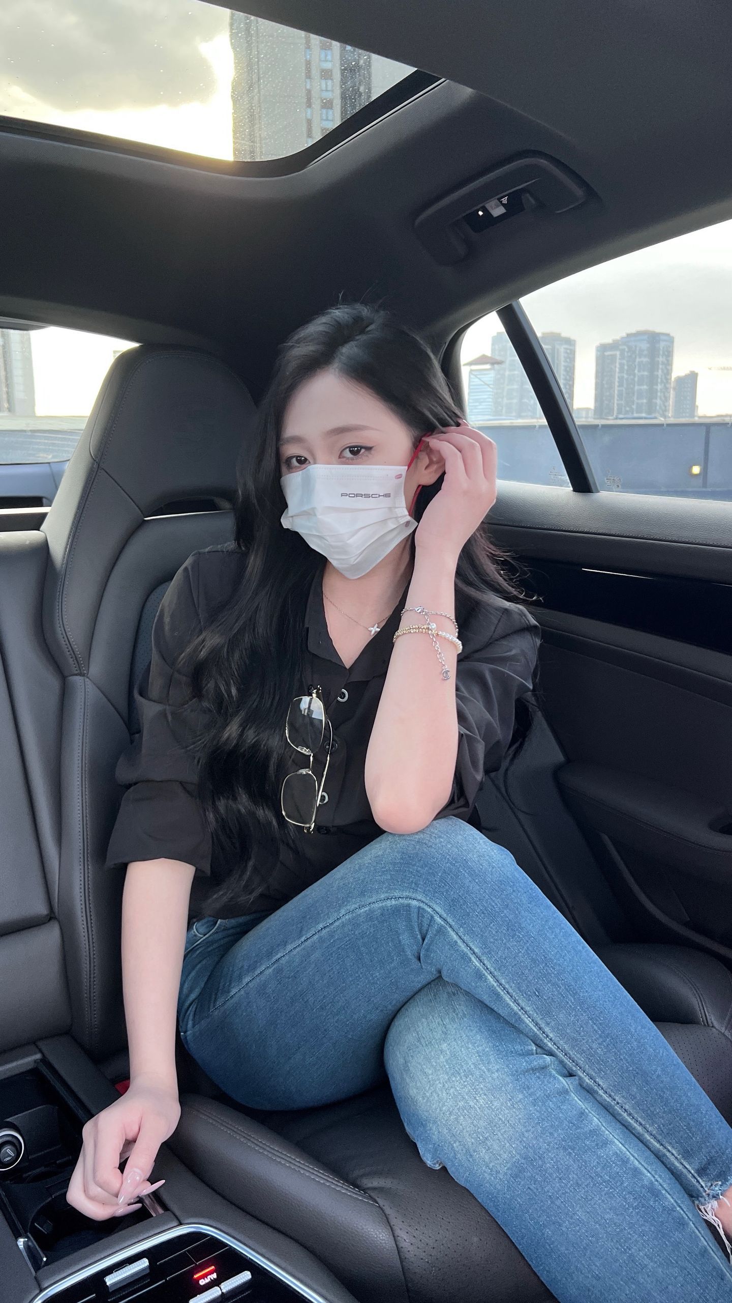 目前保时捷后排还没有一款车使后排乘坐很舒适的，帕美行政加长也不行，毕竟跑车基因强