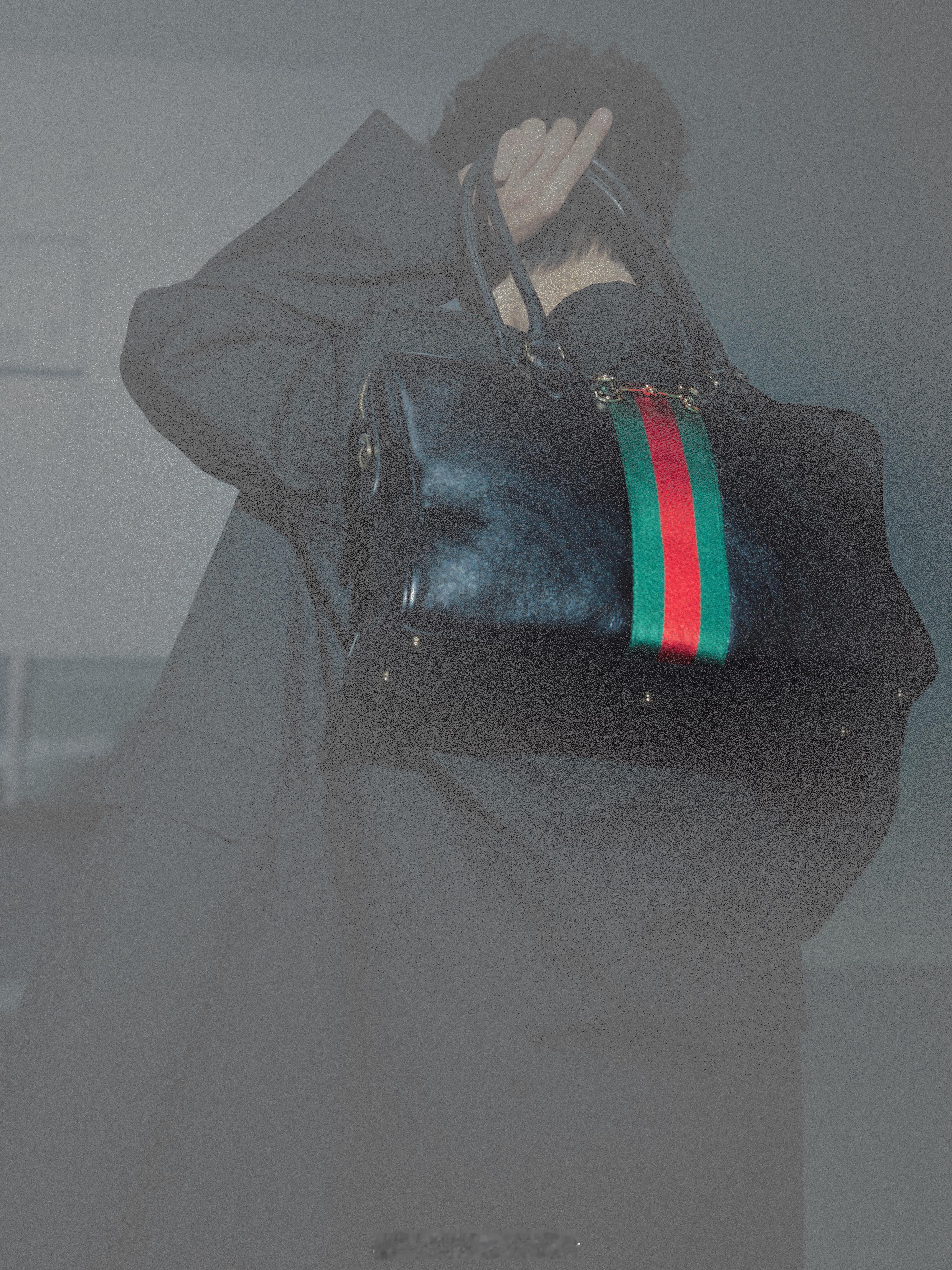 肖战即将出席Gucci大秀 官博这波图虽然有迷雾，但肖战的优越身姿根本藏不住！黑