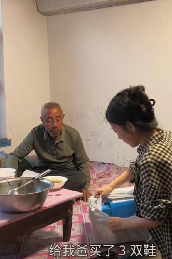 北漂女孩的视频
让我看哭了

在酒店到了午饭时间等电梯的时候邻居姐姐问我你好像哭