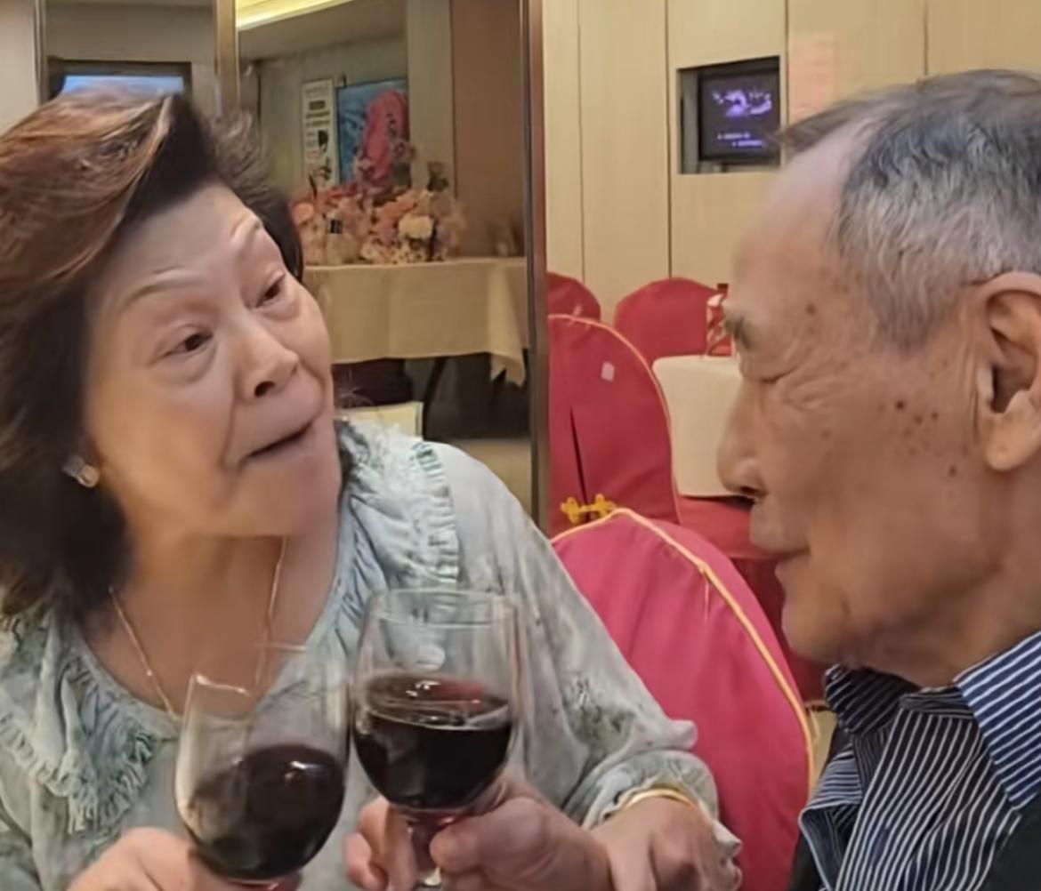 “双花红棍”陈惠敏82岁了，你能看出来这是患癌过两次，死过翻生三次的人吗？看来年
