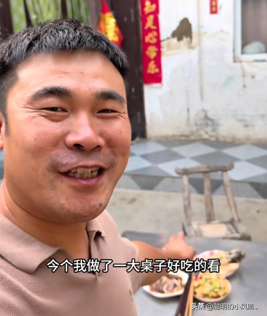 小故事！
   这半熟 脸皮可太厚太厚了。他前两天还垂头丧气，今天 半熟脸上笑出