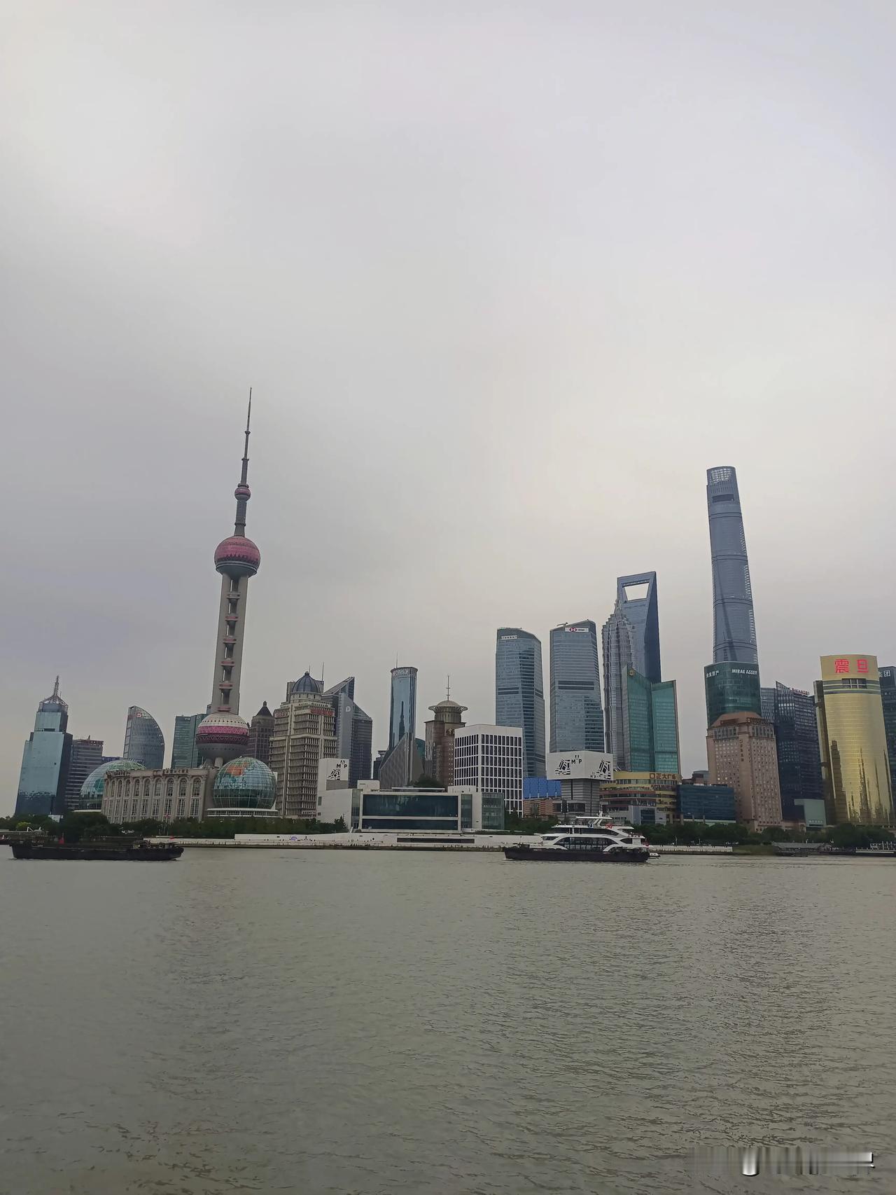 旅行～～
上海外滩，白天与晚上。