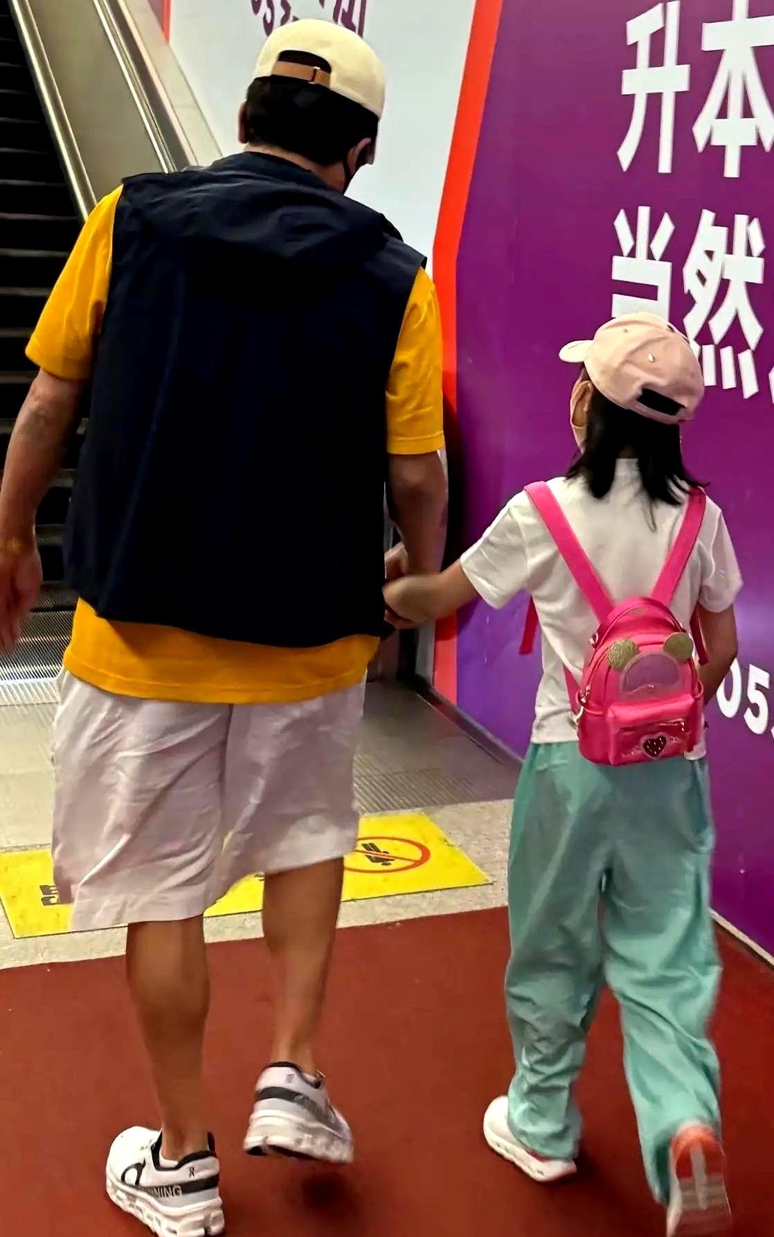 6月6日，郭斌在社交平台晒出视频，一大家子热热闹闹去吃酒！

许久没露面的儿子郭