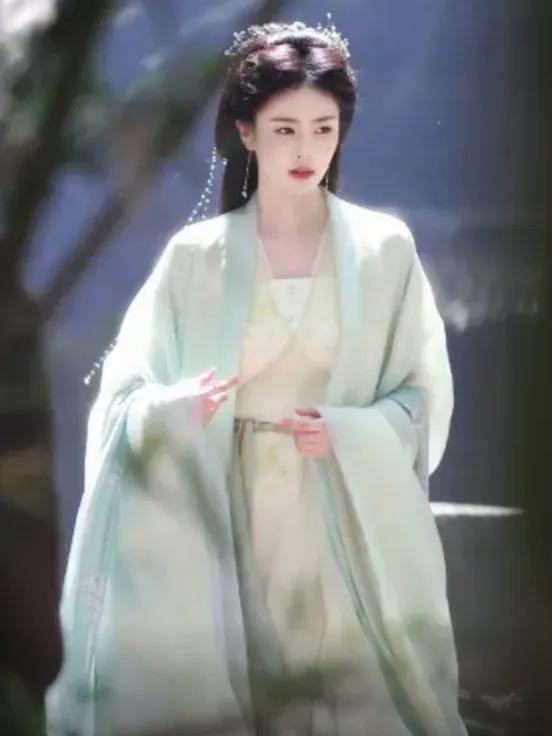 在五光十色、名利交织的娱乐圈，白鹿似一颗熠熠生辉的流星，于聚光灯下划出璀璨轨迹。
