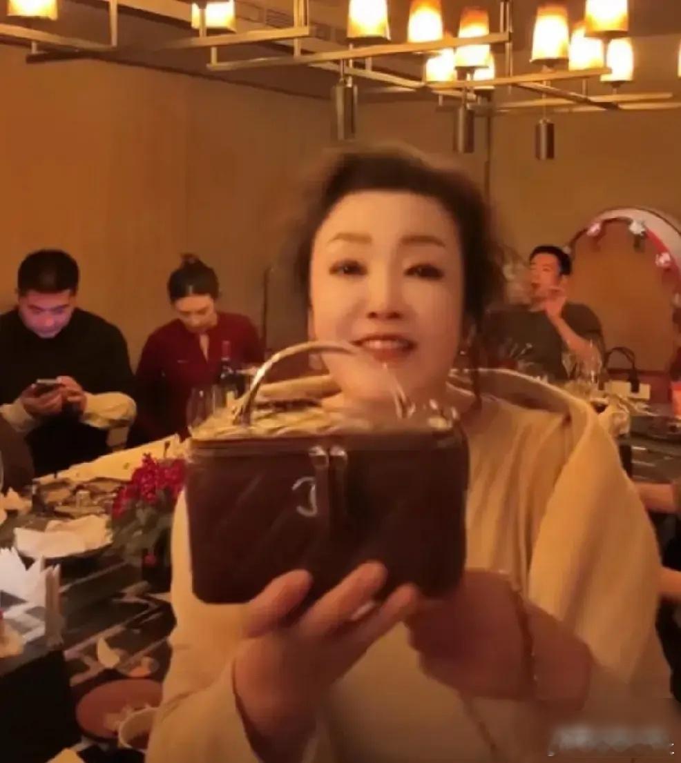 马筱梅给张兰买了香奶奶，给汪小菲买了围巾，送礼物送的好实在 
