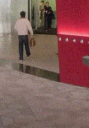 换手拿包包抱抱 ​​​