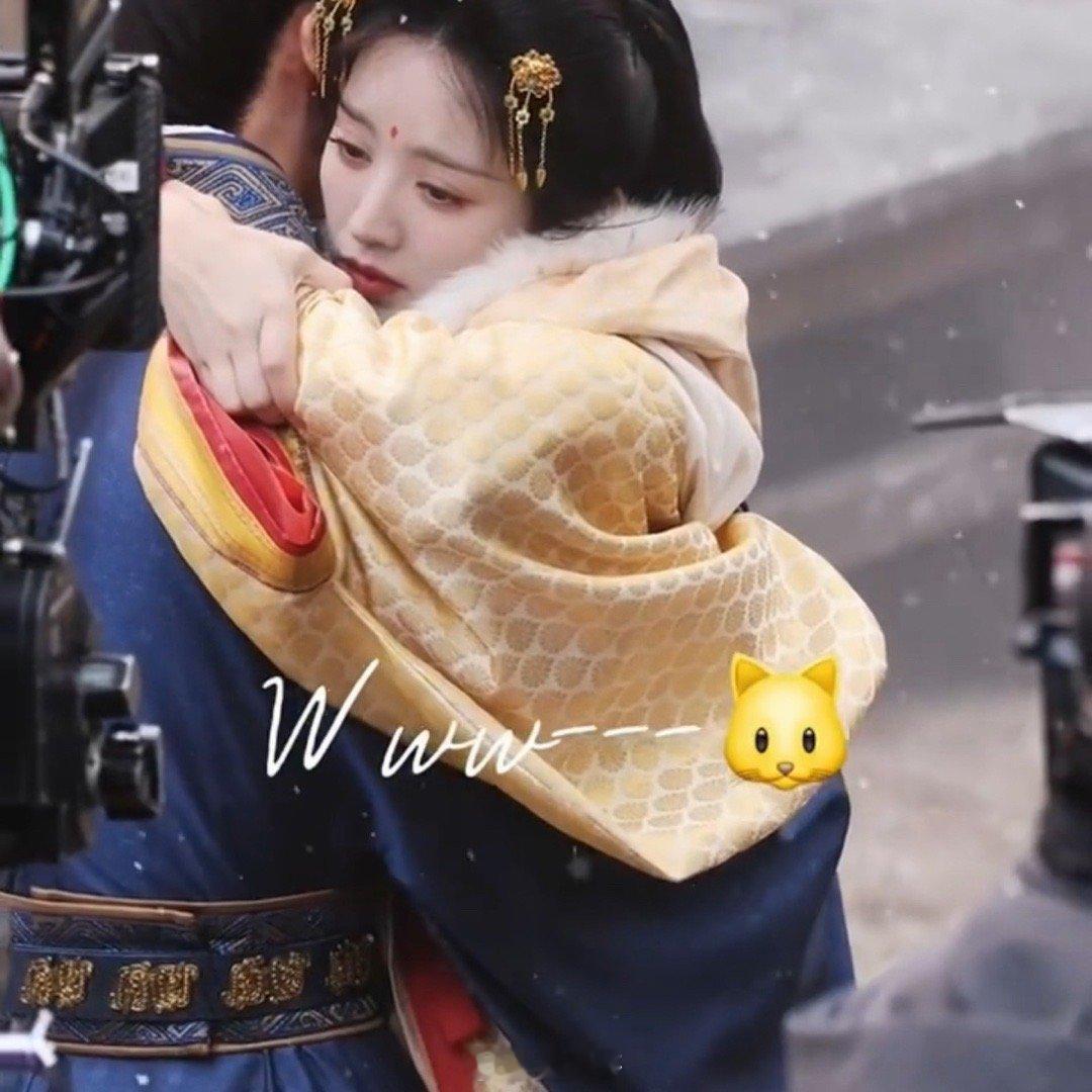 田曦薇闫桉雪中拥抱路透田曦薇、闫桉在电视剧《嫁金钗》的新路透来了，田曦薇和闫桉拥