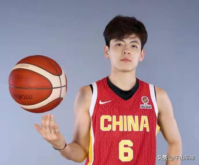 杨舒予当队长，说明宫鲁鸣这次只是临时把王思雨拉来帮场！女篮武汉世预赛开赛前夕，中