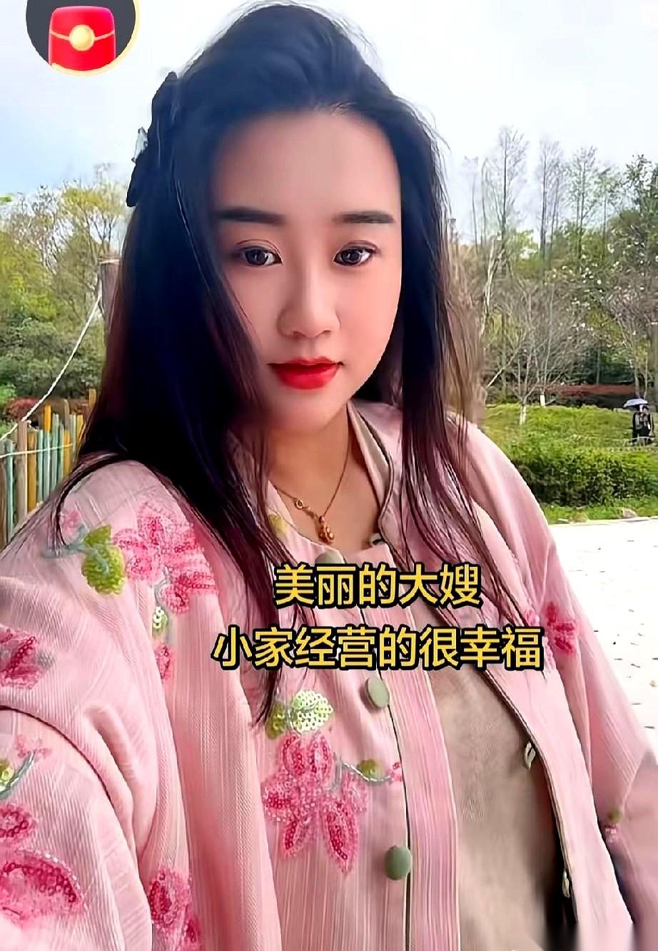 饭桌上，一家人又在夸大嫂。
说她善良、懂事，比那个闹得家里鸡犬不宁的弟媳林丽强太