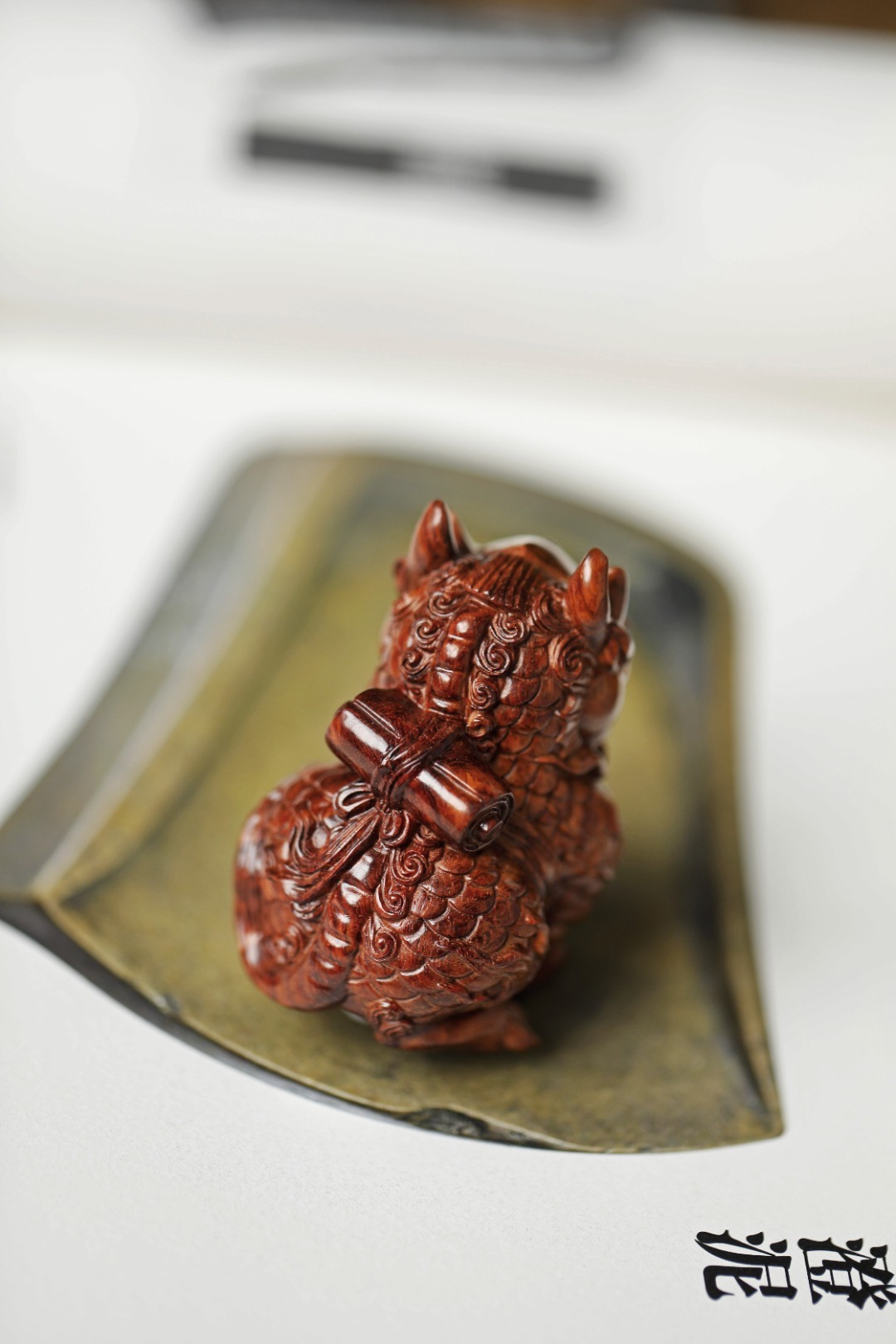 海黄｜麒麟背书择料清润，降香味浓，手工雕作，麒麟俯坐，背驮经书，武威霸天，气势雄