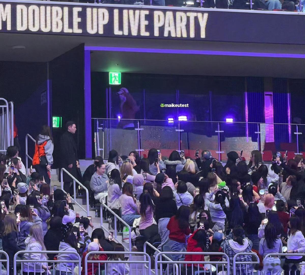 徐明浩出场的时候全场都变成属于他的向日葵了，还顺便上了几个海外趋势，而这只是他去