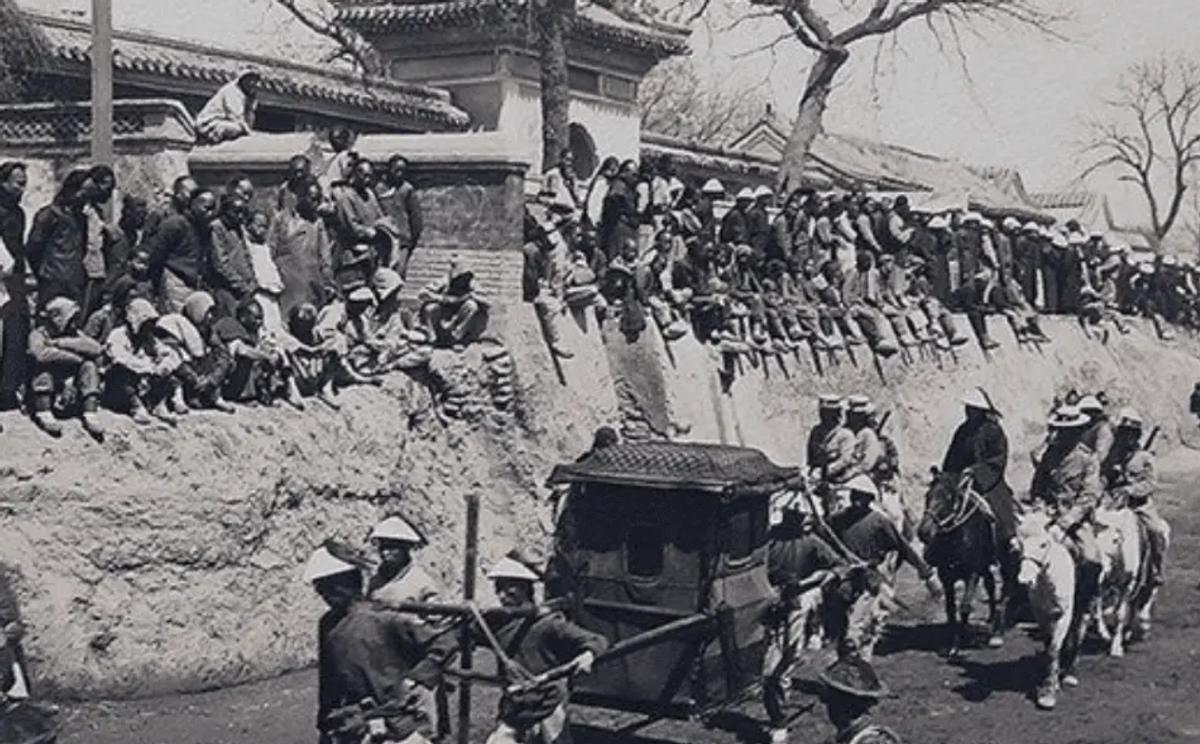 1923年7月16日，溥仪下令将1000名太监赶出紫禁城，并严令搜查不许他们夹带