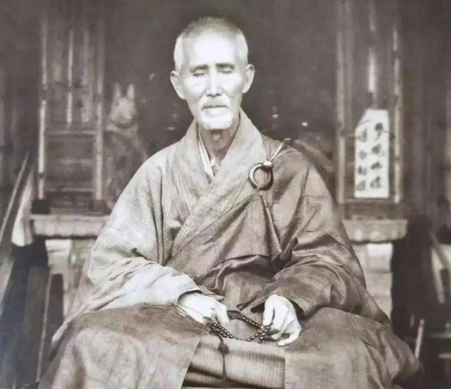 1943年初， 蒋介石 拜会了104岁的虚云大师，询问 抗日战争 的结果，大师听