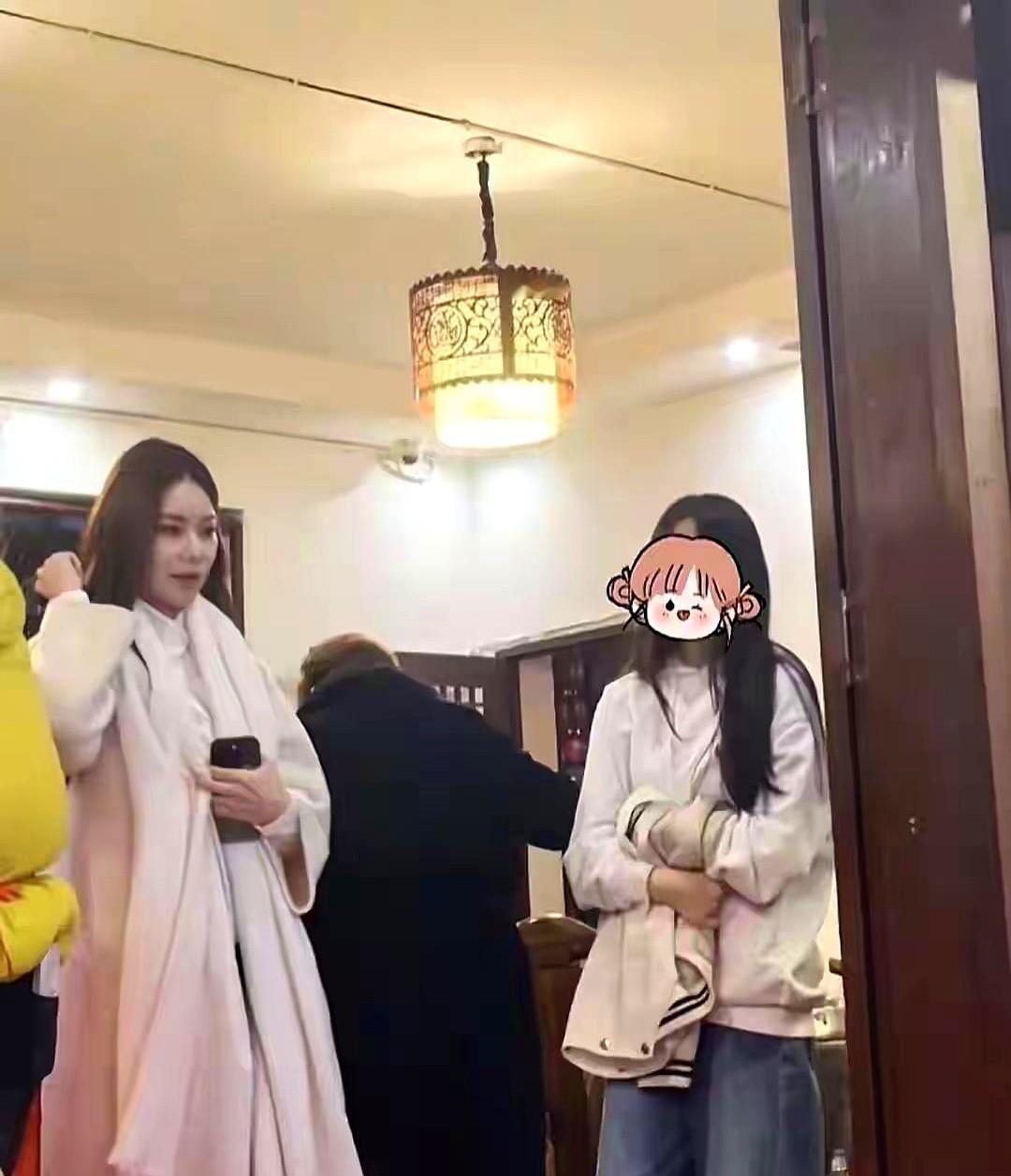 家庭里的“爱”，是不是只靠嘴巴说说就能暖到人心？

最近明星家庭的动态又一次让这