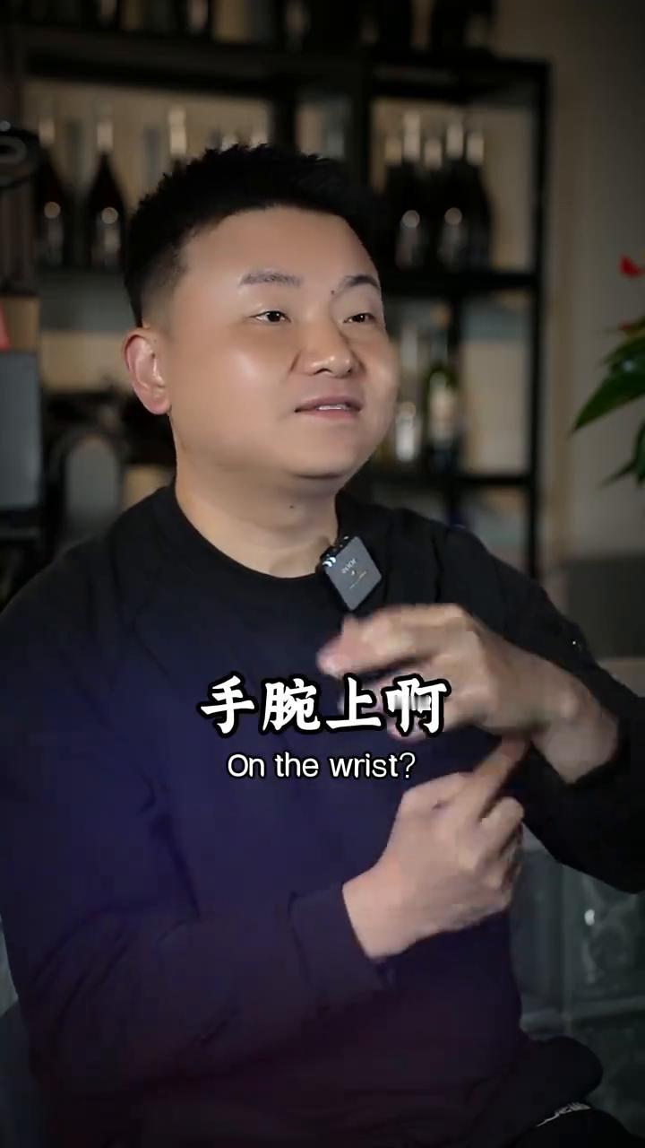 独来独往心顾家，遇此良人三生福。
你要是碰到一个男人，手腕上没有手表，手指上没有