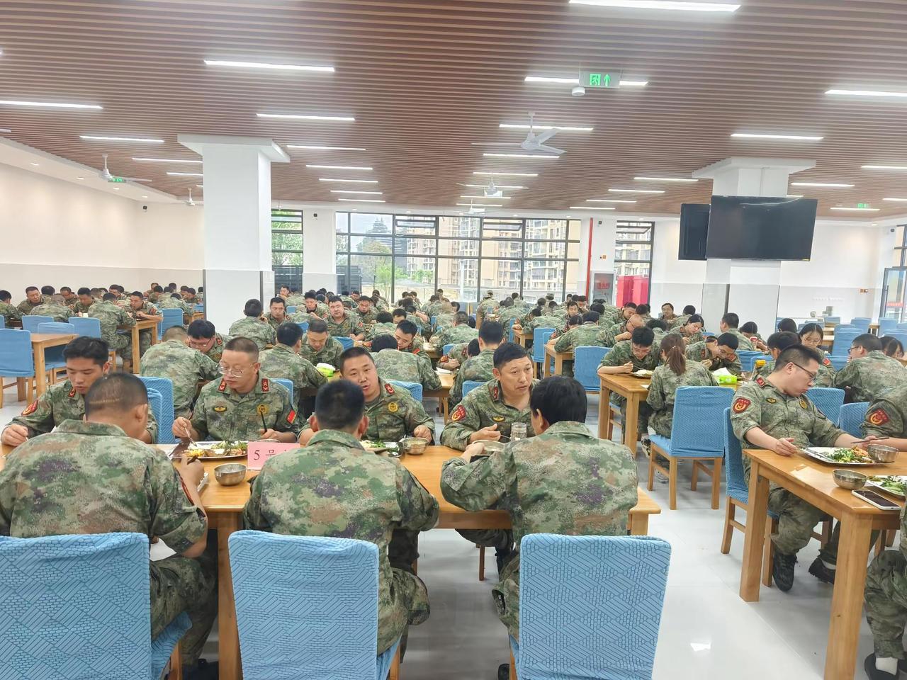 学习毛主席思想!在对的方向坚持长期主义，藐视一切暂时性的困难，人生没有过不去的坎