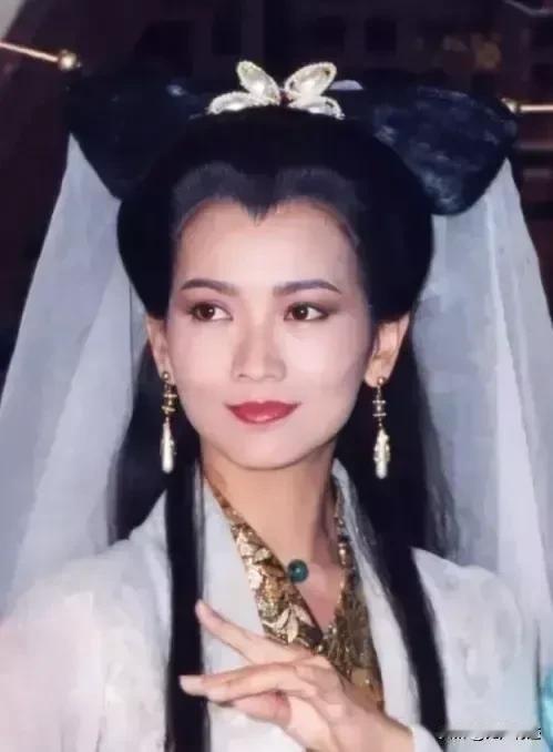 通过对比，我发现耐老的女明星的脸型基本都有一个共性。
先介绍一她们，从上至下，从